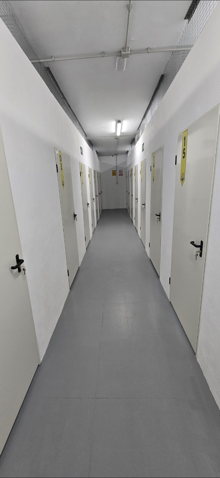 Pasillo de los trasteros Endless Rent con puertas numeradas y señalización amarilla